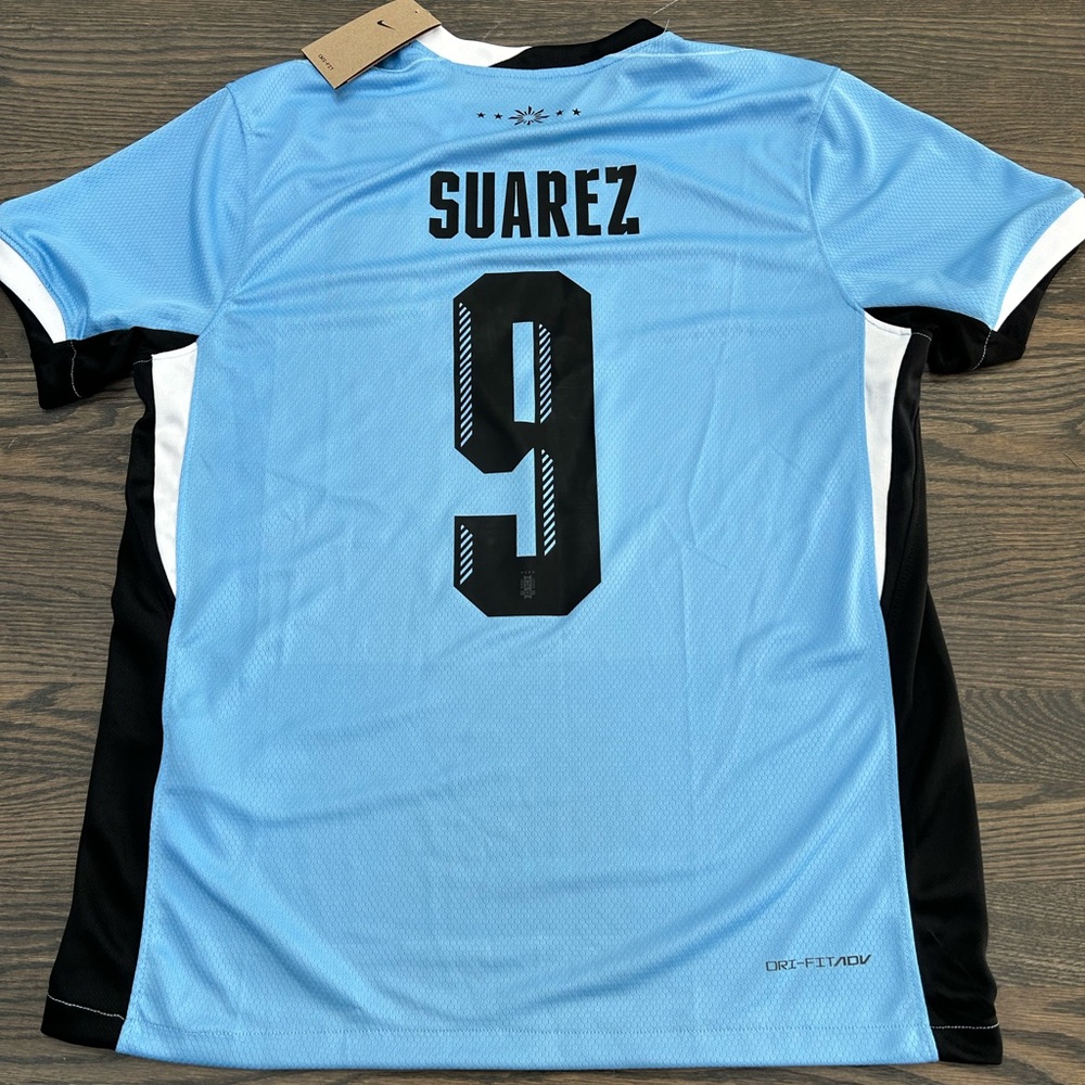 NWT Nike Luis Suarez Uruguay jersey size L mens.  24/25 home jersey